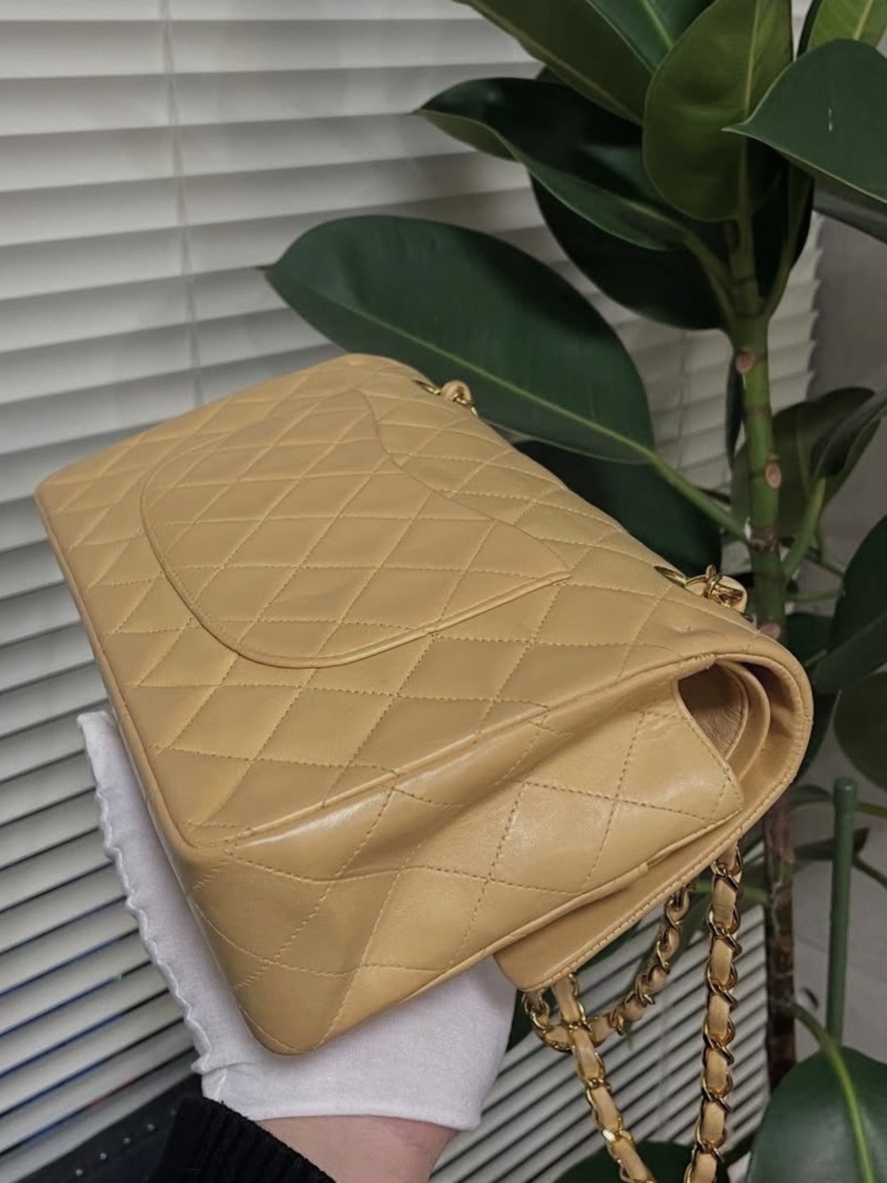 CHANEL Beige Quilted Double Flap Shoulder Bag with Gold Chain - Picture 5 of 9